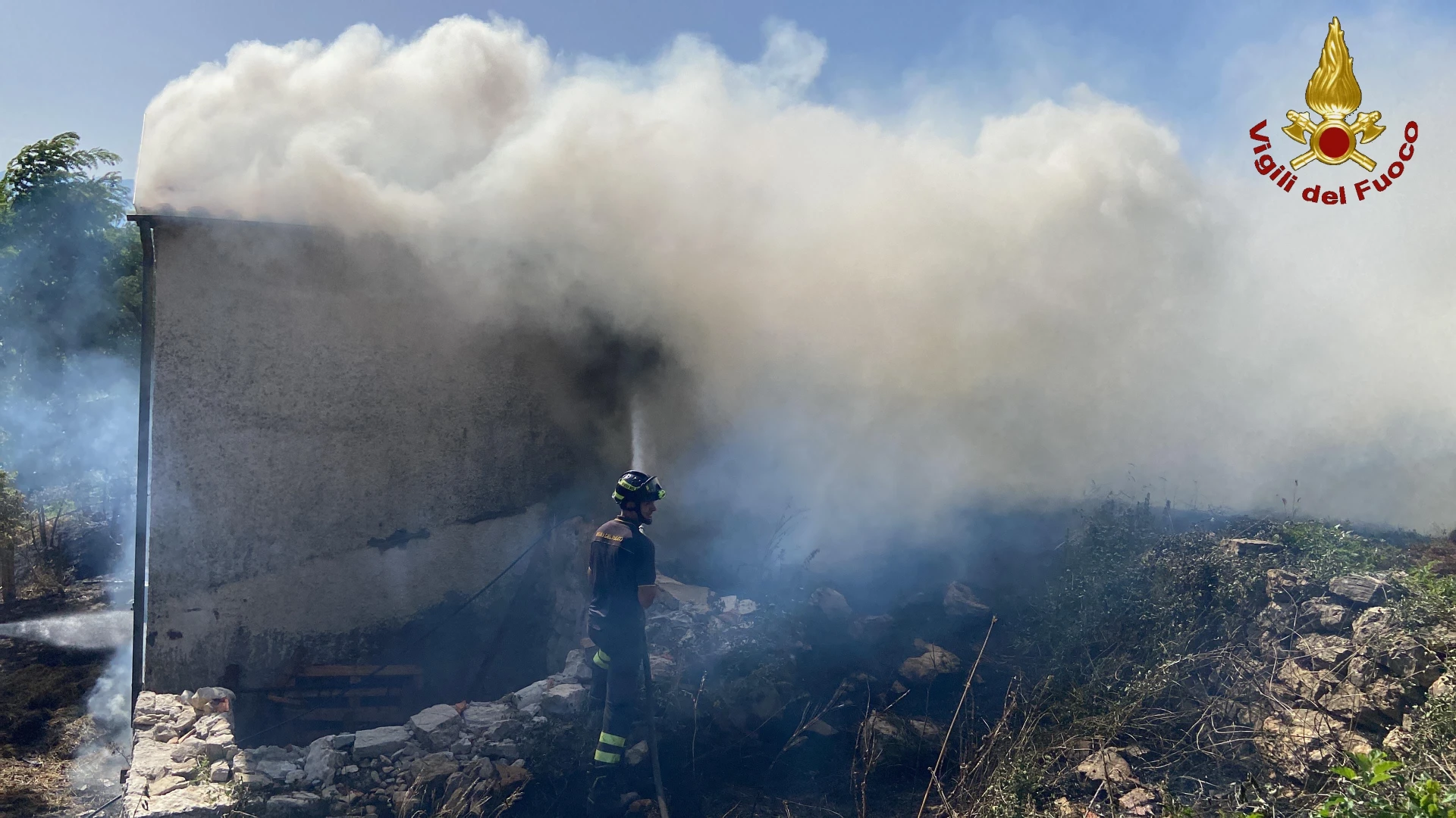 Fienile a Fuoco a Carovilli. Vigili del Fuoco impegnati per ben 24 ore per domare le fiamme.